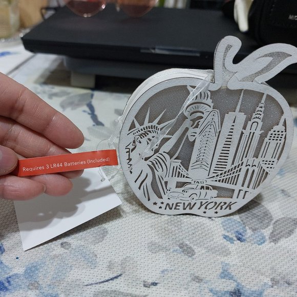 NEW YORK BIG APPLE LED ORNAMENT PRETTY FESTIVE ORNAMENT - Picture 3 of 8